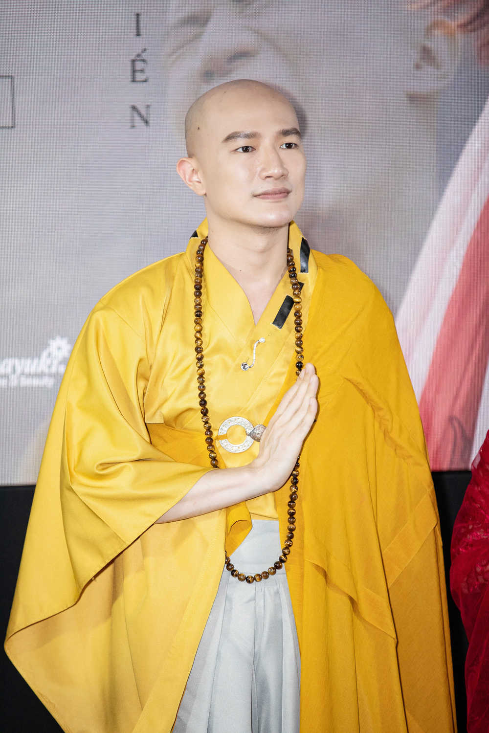 Dược sĩ Tiến khiến mọi người ngỡ ngàng khi tạo hình một sư thầy trong buổi họp báo.