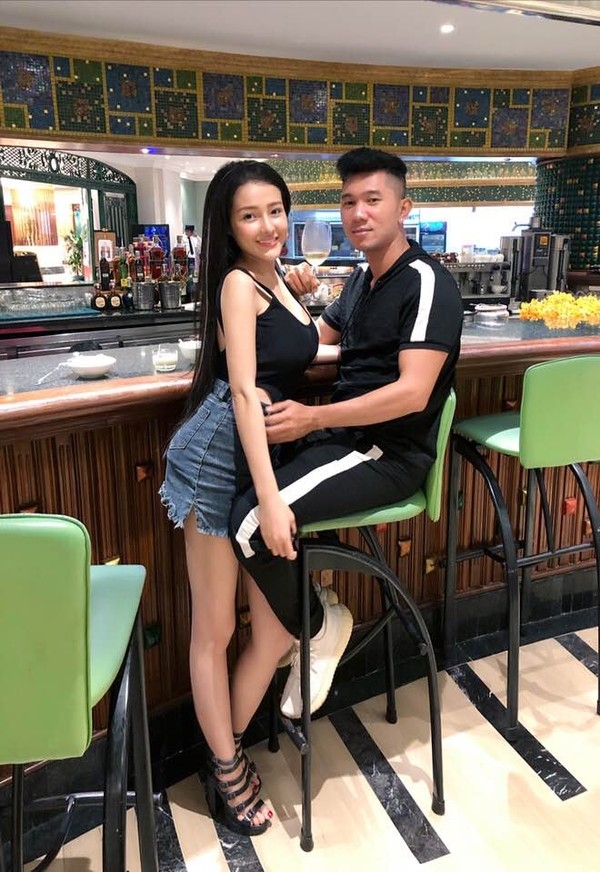  
Cặp đôi khi còn mặn nồng. Nhờ đôi giày nên chênh lệch giữa Ngân 98 và Lương Bằng Quang không nhiều, mặc dù cô nàng chỉ cao trên 1m6. 