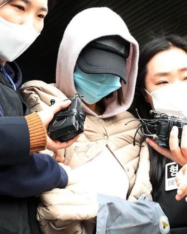  
Hôn thê cũ của  Park Yoo Chun bịt kín khi xuất hiện tại phiên tòa