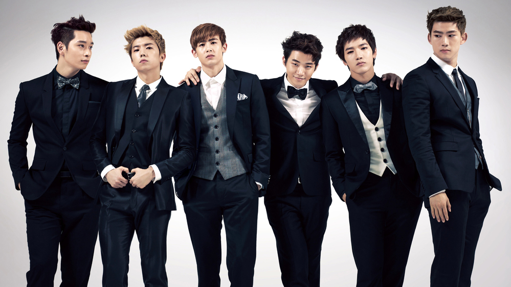  
2PM ban đầu gòm 7 thành viên, nhưng sau khi Jay Park rời đi vì scandal thì nhóm hoạt động với 6 thành viên