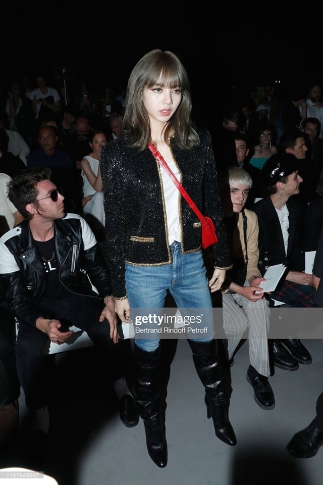  
Tham dự CELINE’s Men Fashion show 2019 trong khuôn khổ Paris Fashion Week mới đây, Lisa khẳng định nhan sắc, thần thái cũng như ảnh hưởng của mình ở kinh đô thời trang. 