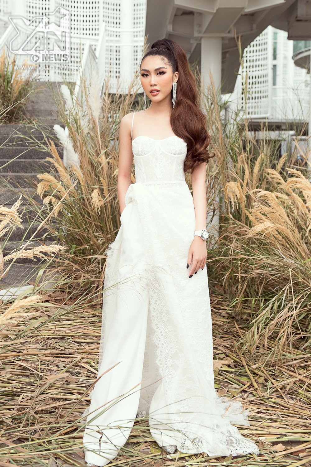  
Tường Linh cũng chọn cho mình bộ trang phục trắng ấn tượng.