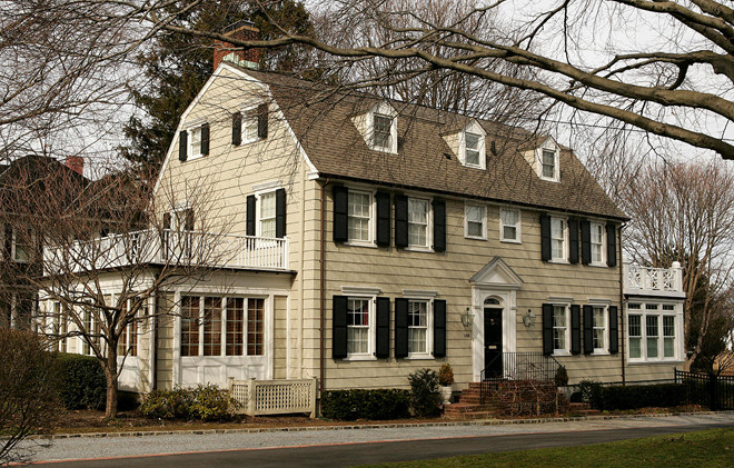  
Ngôi nhà Harrisville, nằm trên đảo Rhode, nơi truyền cảm hứng cho đạo diễn của một bộ phim nổi tiếng “The Conjuring”