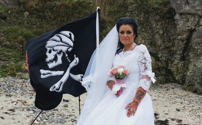  
Người phụ nữ 46 tuổi đã kết hôn với hồn ma cướp biển.