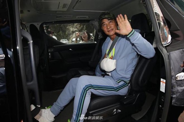  
Nhậm Đạt Hoa lên xe về lại riêng của mình sau khi xuất viện
