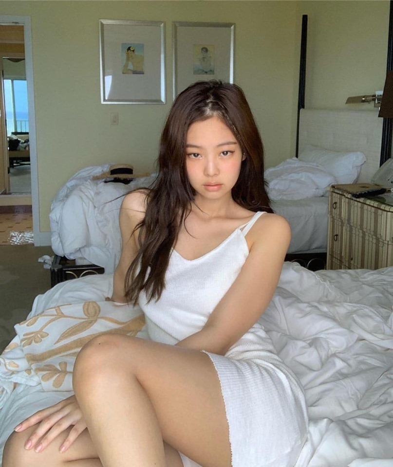  
Jennie trong chiếc đầm trắng, cách trang điểm đơn giản, kiểu tạo dáng trong phòng đầy quyến rũ.