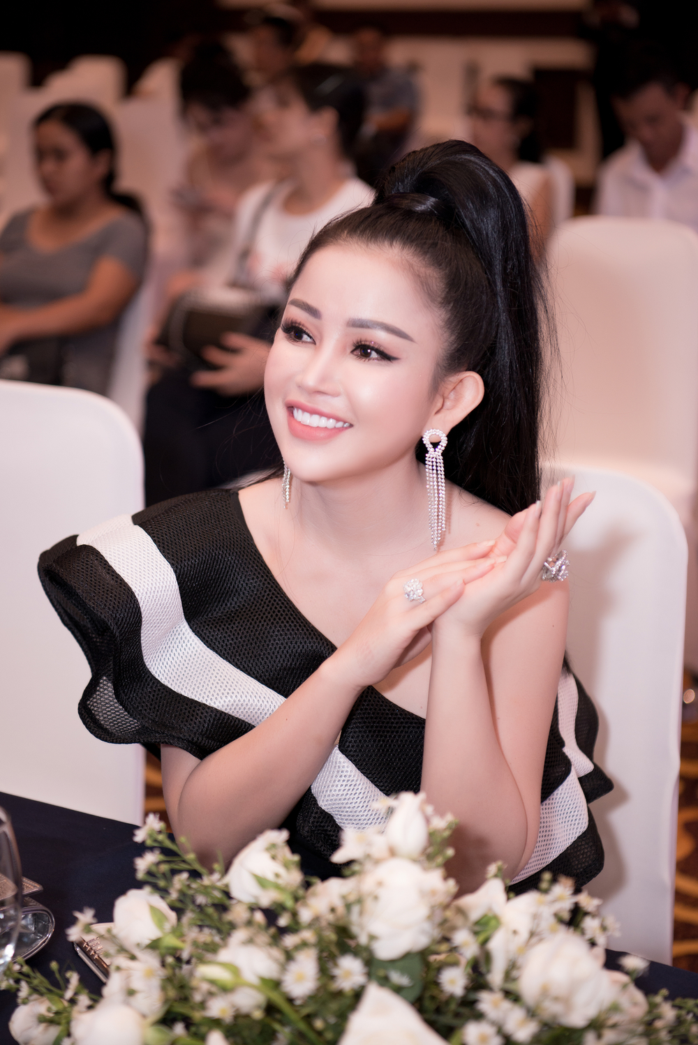 Hoa hậu hàng hiệu - Janny Thủy Trần cứ xuất ngoại là khiến khán giả trầm trồ