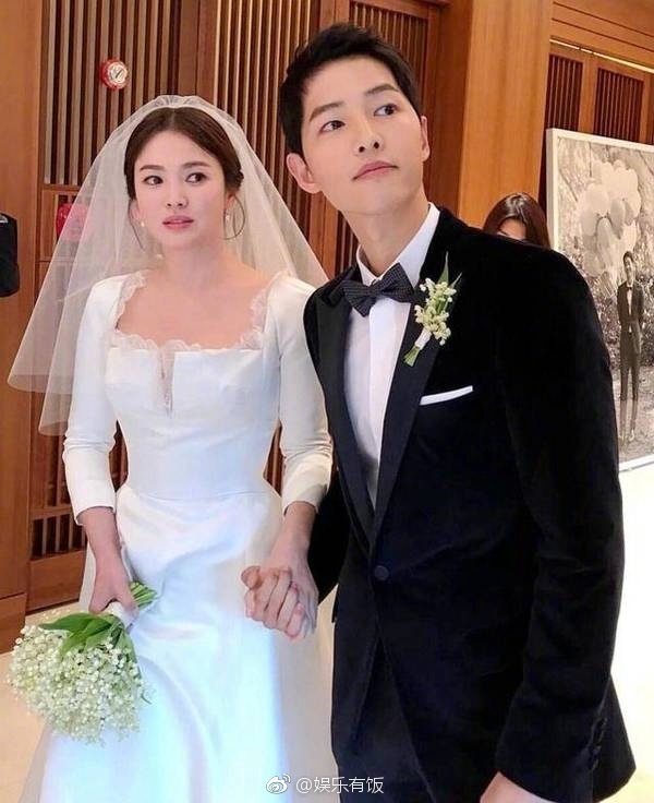 Trang QQ đưa tin: Báo Hong Kong cho biết Song Joong Ki ly hôn vì Song Hye Kyo có đại gia chăm sóc