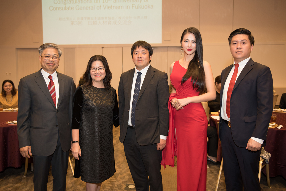 Hoa hậu Phương Khánh diện váy đỏ rực trong ngày nhận chức đại sứ ở Nhật Bản