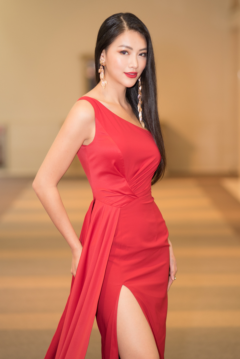 Hoa hậu Phương Khánh diện váy đỏ rực trong ngày nhận chức đại sứ ở Nhật Bản