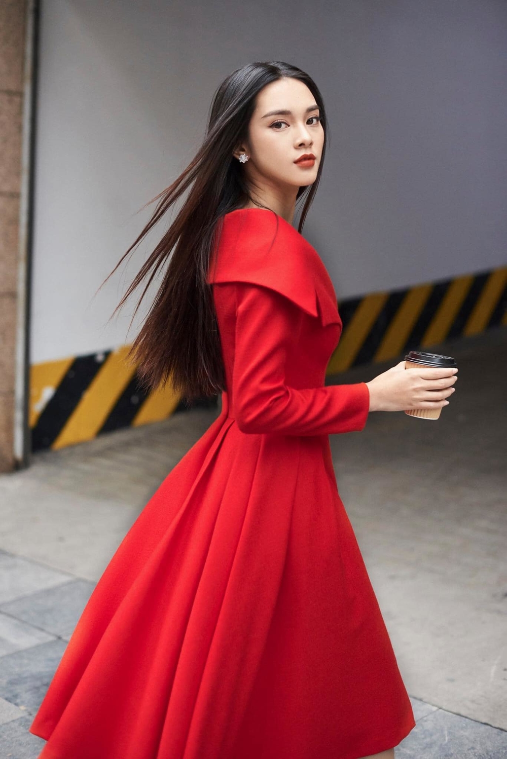  
Quỳnh Lương sở hữu gương mặt xinh đẹp, nhiều người nhận xét cô có nét giống Chi Pu