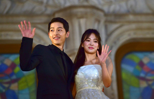 Truyền thông Hàn: Song Hye Kyo quyết định ly hôn trước nhưng Song Joong Ki cướp quyền thông báo