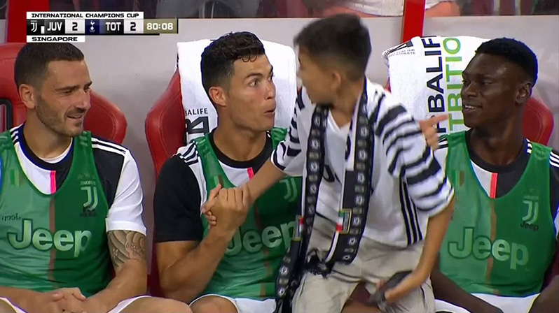  
Ronaldo liền bắt tay và trò chuyện cùng cậu bé.