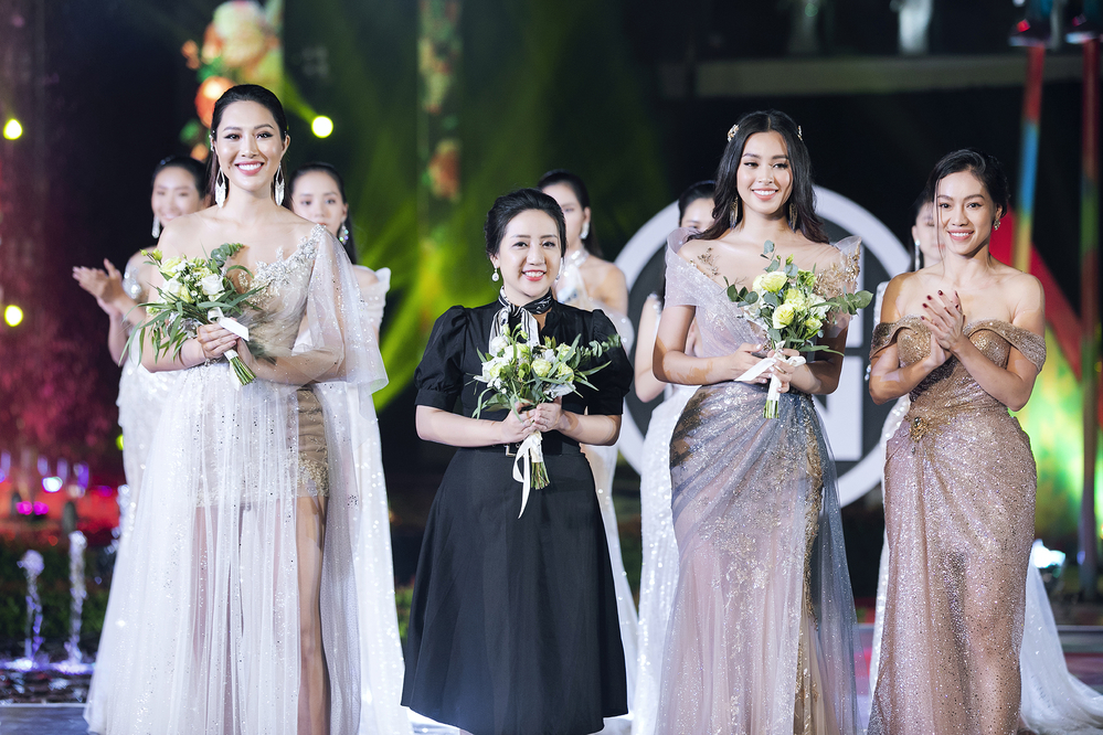  
Chủ tịch Miss World Việt Nam, bà Phạm Kim Dung trao hoa cho NTK Anh Thư. - Tin sao Viet - Tin tuc sao Viet - Scandal sao Viet - Tin tuc cua Sao - Tin cua Sao
