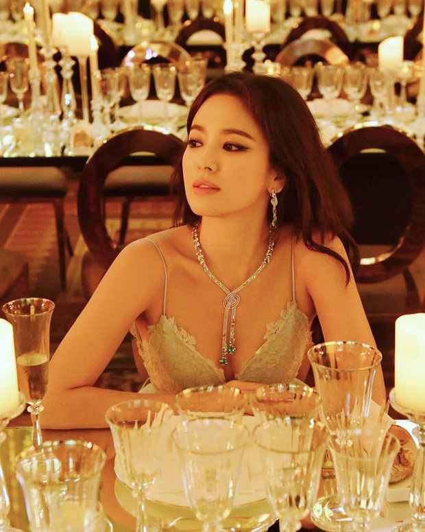 Hậu ly hôn, Song Hye Kyo từ mỹ nhân thuần khiến trở thành nữ thần ăn mặc gợi cảm táo bạo