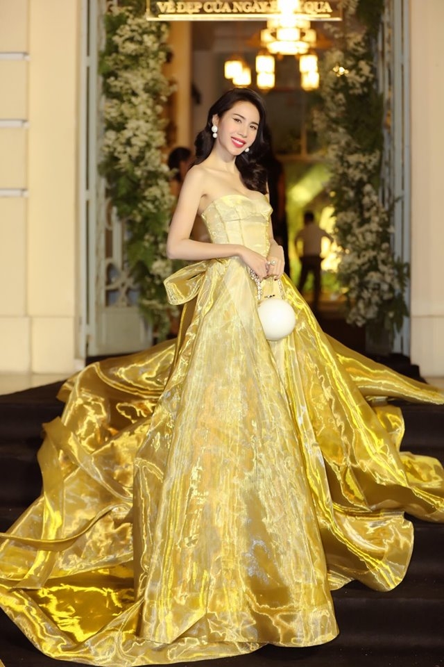 Thời trang sao Việt tuần qua: Thủy Tiên diện váy lộng lẫy 2m, Ngọc Lan táo bạo vòng một
