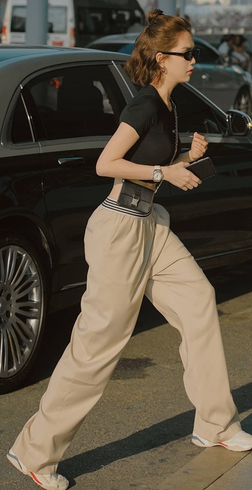  
Ngọc Trinh kết hợp outfit cùng giày sneaker trắng, túi đeo chéo, mắt kính đen và đồng hồ hàng hiệu. 