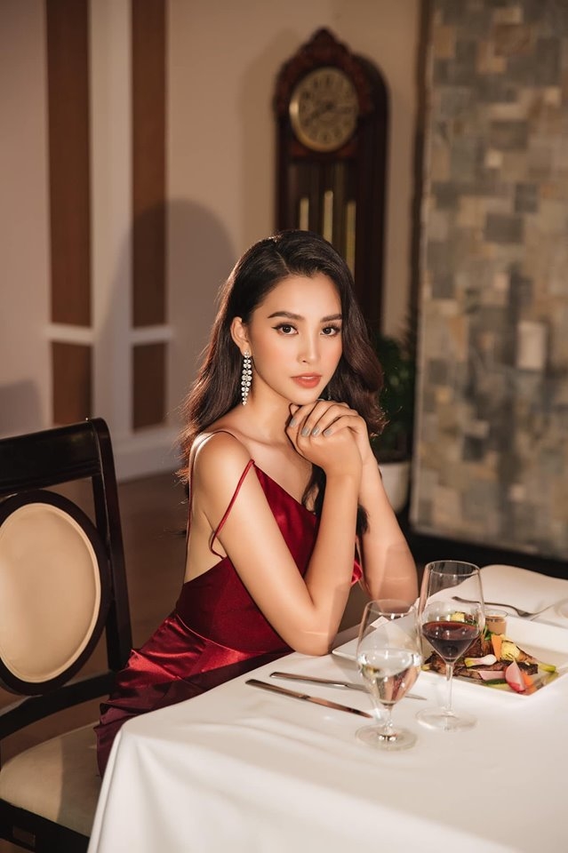  
Tiểu Vy hóa quý cô sang chảnh trong chiếc đầm lụa đỏ. Nhan sắc của Hoa hậu Việt Nam 2018 ngày càng mặn mà, đằm thắm hơn. 