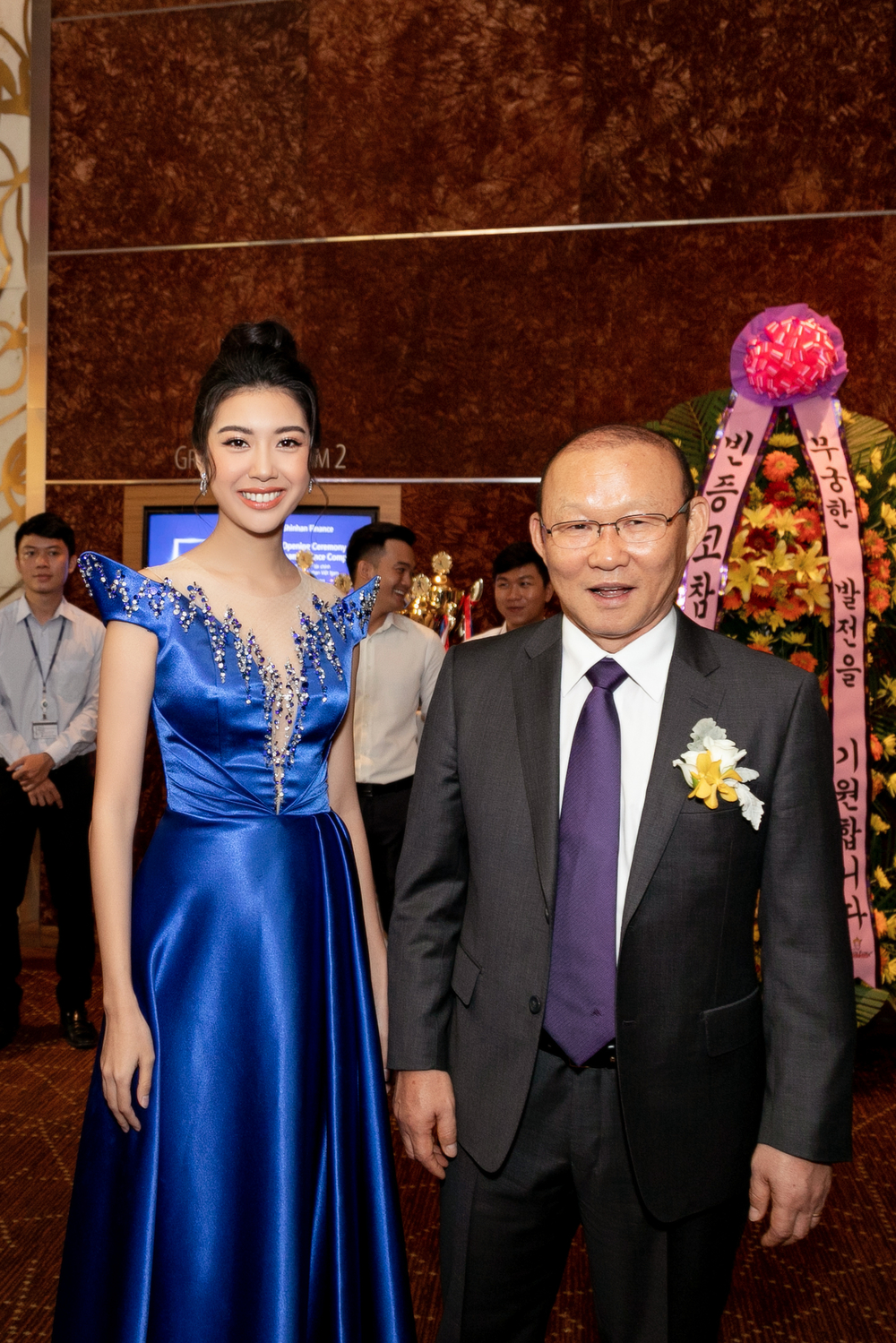 Á hậu Thúy Vân hào hứng khi được gặp gỡ HLV Park Hang Seo - Tin sao Viet - Tin tuc sao Viet - Scandal sao Viet - Tin tuc cua Sao - Tin cua Sao