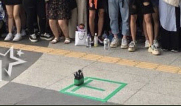  
Các phóng viên, nhà đài chờ đợi trước Bảo tàng Thủ công Yongsan, đánh dấu vị trí T.O.P sẽ đứng để phát biểu. Đáng tiếc, anh chàng đã lặng lẽ ra về bằng cửa sau.