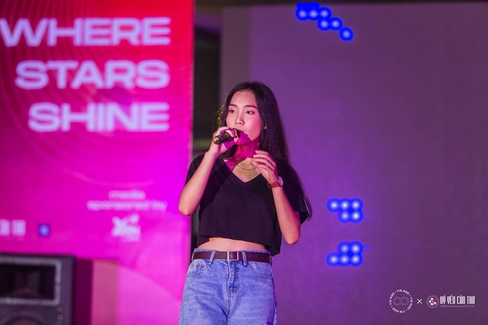  
Và sau đó khấu động sân khấu là ca khúc “Vì em đã quá yêu anh” của bạn học sinh trường Nguyễn Quang Diệu .