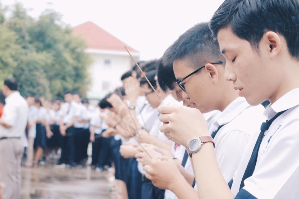  
Học sinh K8 thực hiện nghi thức dâng hương cho cụ Nguyễn Quang Diêu. Đây là một trong những thông lệ của học sinh NQD trước mỗi kì thi lớn.