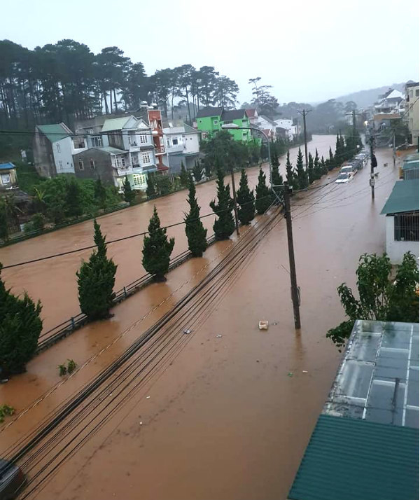 Nhiều con đường tại thành phố Đà Lạt chìm trong biển nước
