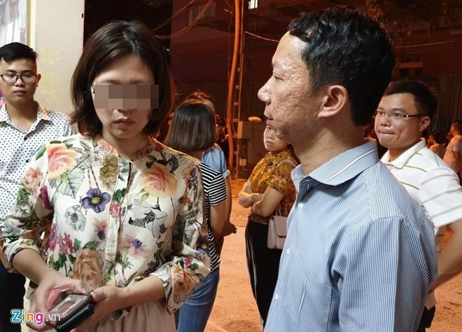  
Bố nạn nhân và Chủ tịch HĐQT Trường quốc tế Trần Thị Hồng Hạnh đang đề cập vụ việc. Ảnh: Hoàng Lam/Zing