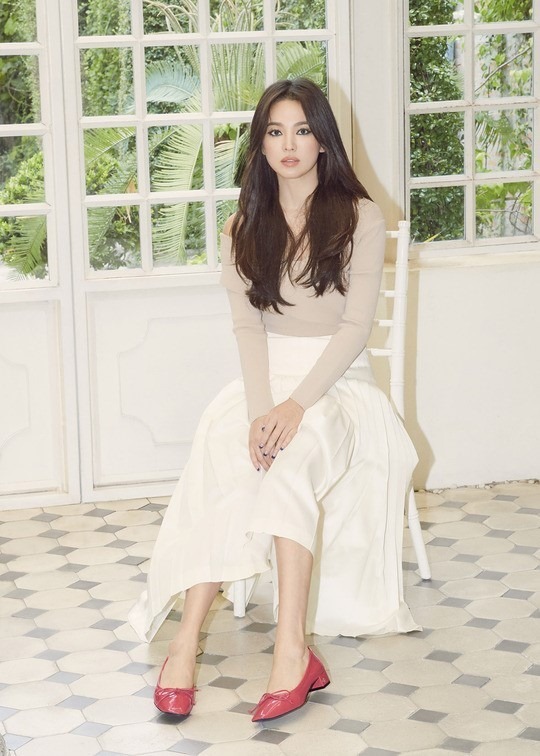  
Sau ly hôn, Song Hye Kyo không hề mất đi phong độ nhan sắc mà còn gây ấn tượng hơn với diện mạo xinh đẹp, mạnh mẽ với kiểu make-up mới.