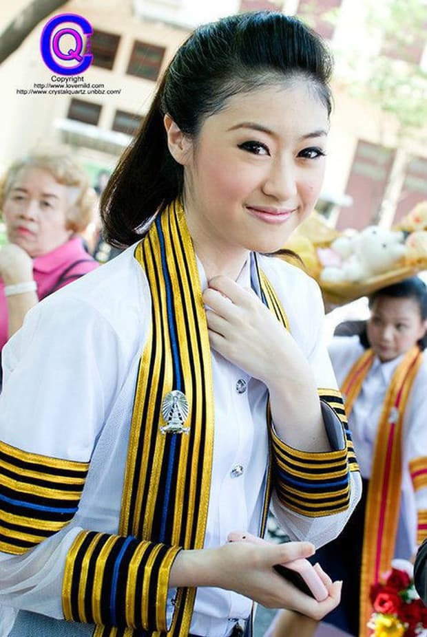  
Cô được biết đến là một trong những sao nữ học giỏi có tiếng của Thái Lan.