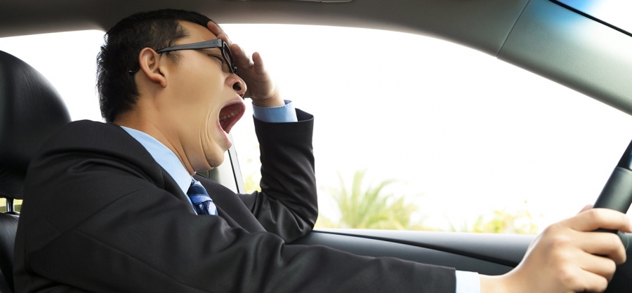  
Nhiều tài xế vì mệt mỏi đã tranh thủ giấc ngủ trong ô tô mà không biết rằng đây là việc làm nguy hiểm.