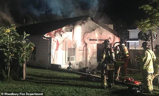 
Khi đội cứu hỏa đến, căn nhà đã ngập trong biển lửa