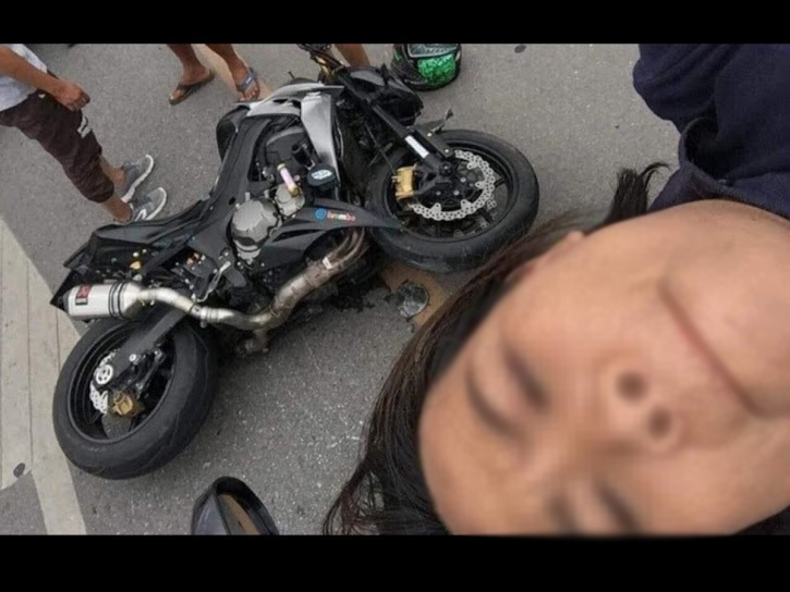 Bị tai nạn hất tung lên nóc ô tô, cô gái lập tức rút điện thoại “selfie” để thông báo mình vẫn sống