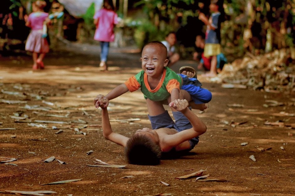  
Bức ảnh “Tình anh em” ở Indonesia cho thấy khoảnh khắc vui đùa đáng yêu của hai đứa trẻ.