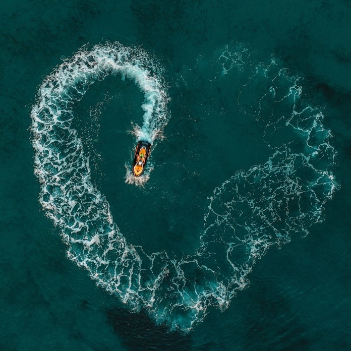  
Một bức ảnh chụp từ trên không tại Hi Lạp với hình trái tim được tạo ra từ nước.