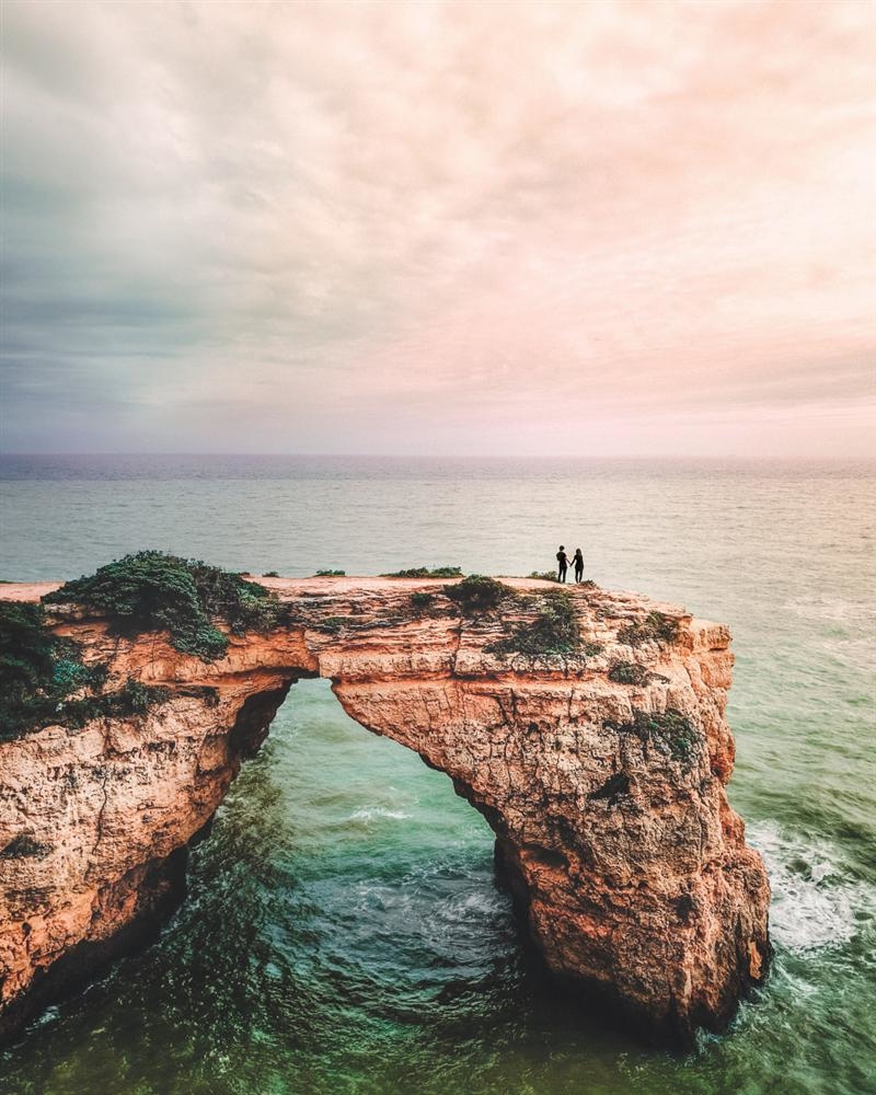  
Bức ảnh đầy cảm hứng, chụp lại cặp đôi đang nắm tay nhau cùng nhìn về một hướng tại một mỏm đá ở Bồ Đào Nha.