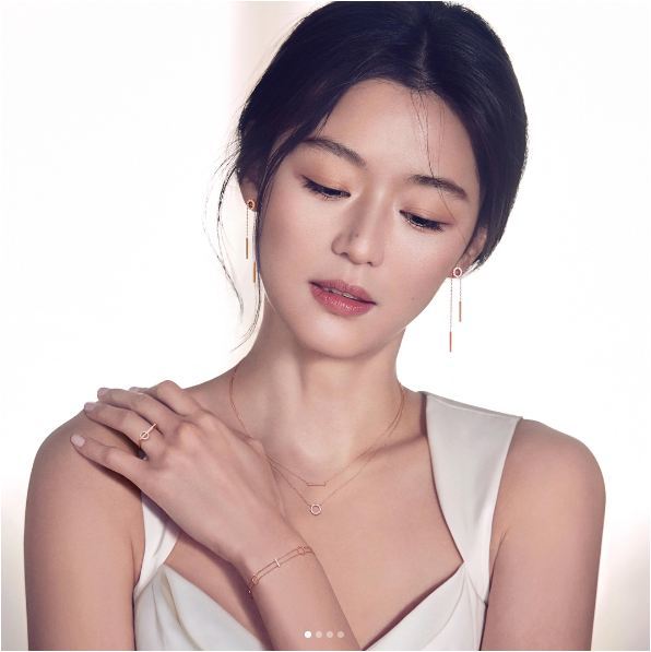  
Đứng thứ ba là "mợ chảnh" Jeon Ji Hyun. Từ sau Vì sao đưa anh tới và Huyền thoại biển xanh người đẹp ít tham gia diễn xuất nhưng nhan sắc và thần thái của cô thì luôn được người hâm mộ ghi nhớ. 