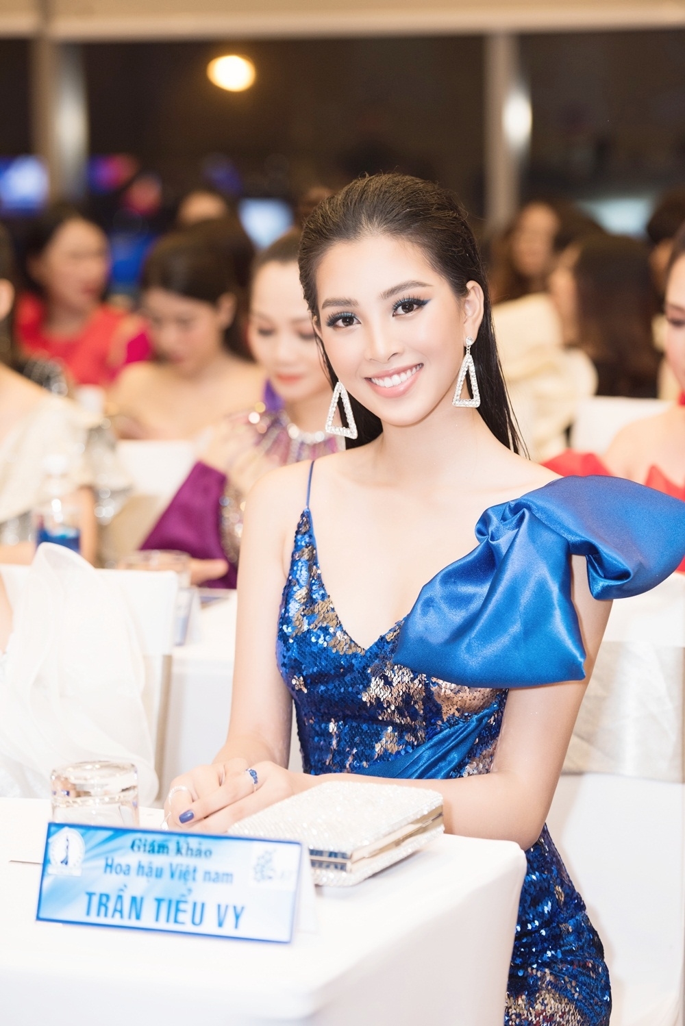 Cận cảnh vương miện được làm từ 2000 viên pha lê cuộc thi do Hoa hậu Tiểu Vy làm giám khảo