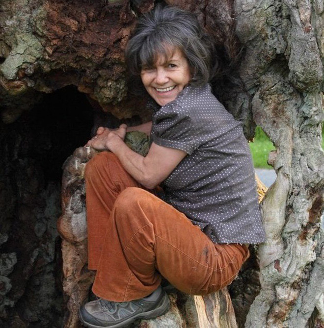 Câu chuyện về bé gái sống 5 năm trong rừng: Trở về thế giới văn minh vẫn hành động như khỉ