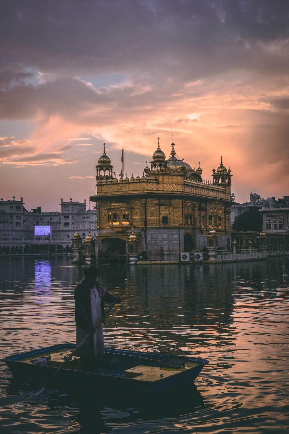   
Đền Vàng, địa điểm tôn giáo quan trọng nhất đối với người Sikh. Ảnh: @raghunayyar (Unsplash)