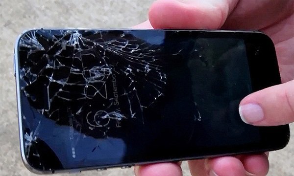  
Chiếc điện thoại của nam game thủ bị vỡ màn hình nhưng anh vẫn cố tình chơi game. 