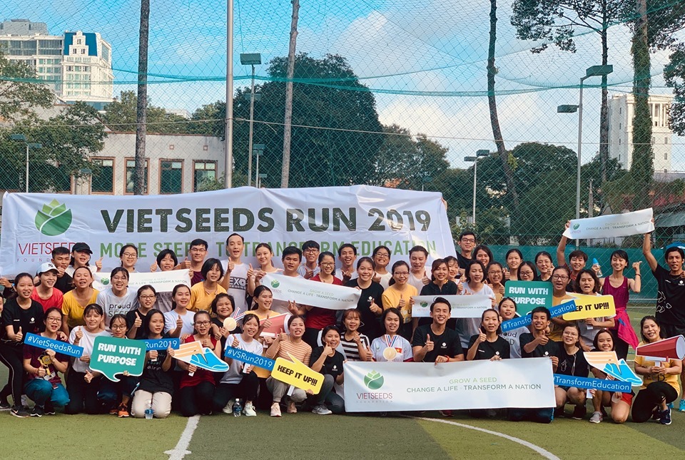  
MC Quang Bảo trong buổi chạy khởi động tinh thần trước thềm UpRace 2019 cùng các bạn sinh viên VietSeeds vào ngày 25/08/2019 vừa qua.