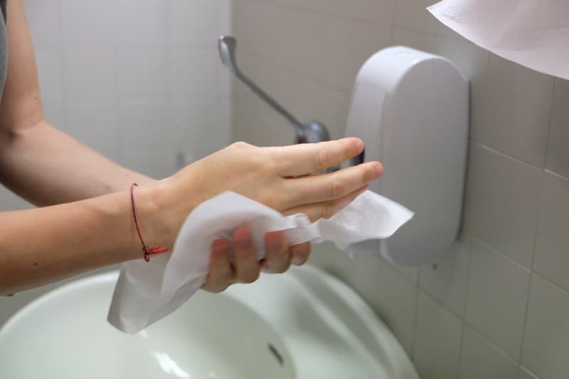  
Sử dụng khăn giấy là cách tốt nhất để giữ vệ sinh cho tay.