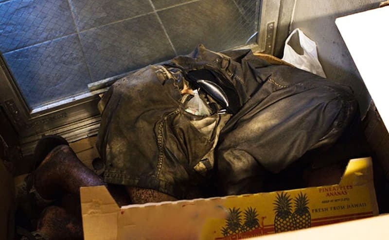  
Bố của cô đã trở thành một người vô gia cư và ngủ trong một chiếc thùng giấy trên phố.
