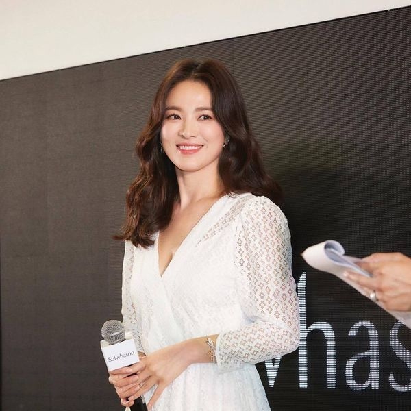 Động thái mới của Song Hye Kyo sau ly hôn: Vui vẻ bình luận ảnh của Lee Hyori và Lee Jin (Fin.K.L)