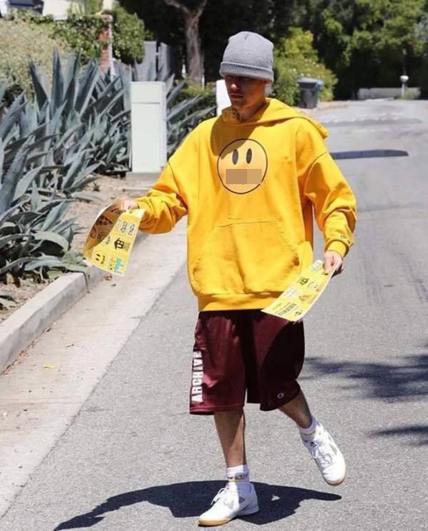 Bắt gặp Justin Bieber dán tờ rơi trên đường phố, CĐM chỉ trích 