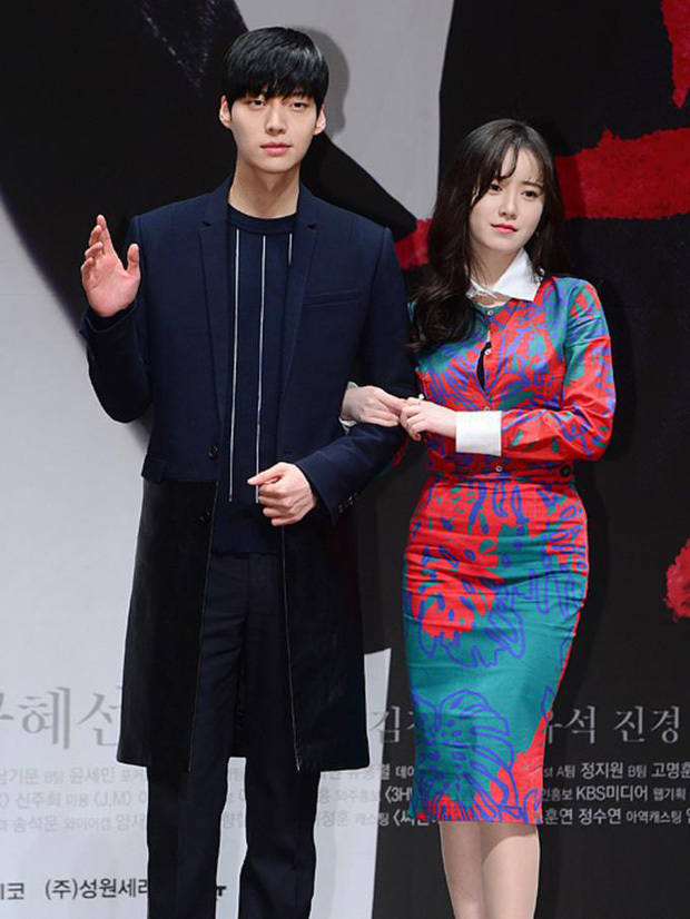Thời mới hợp tác cùng nhau trong bộ phim Blood – tác phẩm đã se duyên cho cặp vợ chồng Ahn Jae Hyun và Goo Hye Sun, "nàng Cỏ" đã cho thấy khoảng cách tuổi tác "xa tít mù tắp" giữa hai người, tất cả là do chiếc váy ôm sát, họa tiết lòe loẹt cô đang diện.