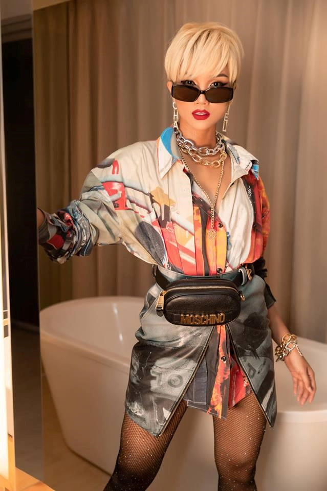  
Nàng hậu nổi loạn với mái tóc bạch kim, trang phục màu sắc phối cùng những phụ kiện kim loại bản lớn. Nổi bật nhất là khuyên tai Chanel "quốc dân" có giá 21 triệu, túi đeo hông Moschinal 15 triệu.
