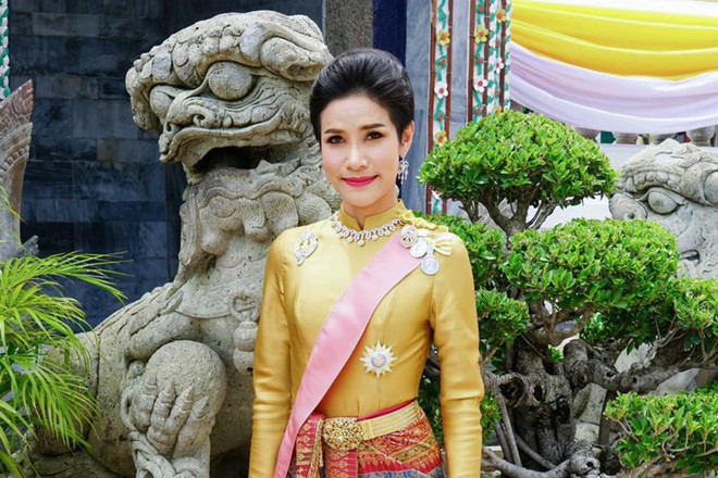  
Tháng 7 năm nay, bà Sineenat trở thành Hoàng Quý Phi Thái Lan.