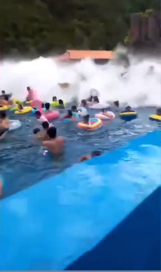  
Cơn sóng mạnh khiến du khách đang vui chơi trong hồ bị cuốn văng đi.